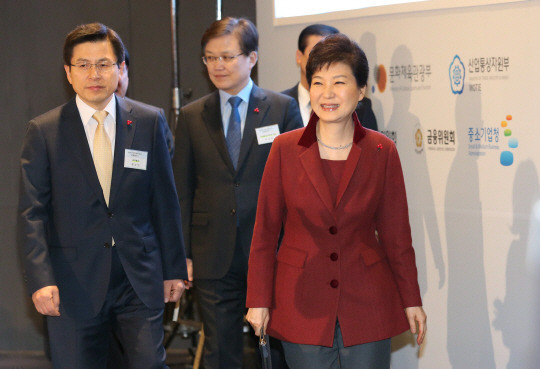 경제 점검 : 박근혜 대통령이 18일 경기 성남시 판교 차바이오컴플렉스에서 열린 정부업무 보고에 참석하기 위해 황교안(앞줄 왼쪽) 국무총리 등 참석자들과 함께 입장하고 있다.  연합뉴스