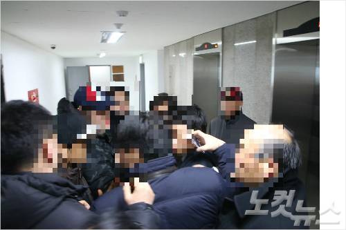 홍대새교회 교인들과 교회개혁실천연대 회원들은 곳곳에서 몸싸움을 벌였다.