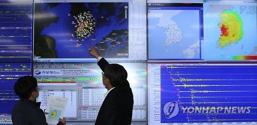 18일 국민안전처에 따르면 내진 설계가 의무화 되기 전에 지은 3층 이상 민간 건축물 대부분이 지진에 취약한 상태다. 사진은 지난달 전북 익산에서 규모 3.9 지진이 발생한 후 서울기상청 직원들이 지진의 영향을 분석하는 모습.