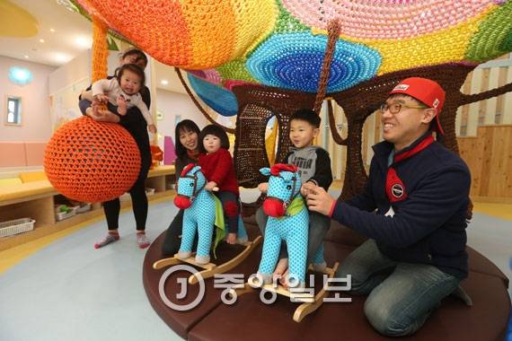 지난 12일 정관읍 육아종합지원센터 놀이방에서 아이들과 엄마, 아빠들이 함께 노는 모습. 지난해 문을 연 센터에는 놀이방, 장난감 대여실 등이 있다. [기장=송봉근 기자]