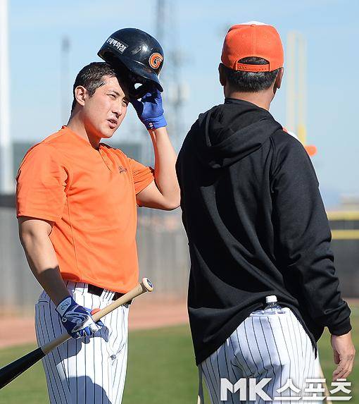 롯데 자이언츠가 2016 시즌을 위해 18일(한국시간) 미국 애리조나주 피오리아 스포츠 콤플렉스에 차린 스프링캠프에서 훈련을 가졌다. 롯데 황재균이 장종훈 코치와 대화를 나누고 있다. 사진(美 피오리아)=옥영화 기자