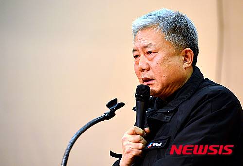 【서울=뉴시스】박진희 기자 = 19일 오후 서울 중구 명동 은행연합회에서 열린 금융노조 정기대의원대회에 참석한 김동만 한국노총 위원장이 인삿말을 하고 있다. 2016.01.19.   pak7130@newsis.com