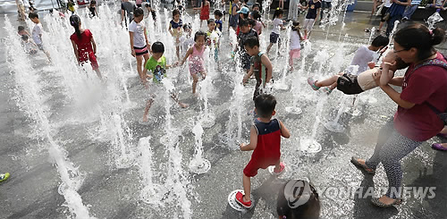 (서울=연합뉴스) 임헌정 기자 = 서울 종로구 광화문 광장 바닥분수에서 어린이들이 물놀이를 즐기고 있다.      kane@yna.co.kr