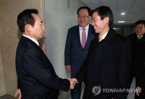 조경태 더민주 탈당…"새누리 입당 포함해 모든 가능성"     (서울=연합뉴스) 배재만 기자 = 더불어민주당 조경태 의원이 19일 오후 국회 의원회관 사무실을 나서다 새누리당 이인제 최고위원을 만나 인사하고 있다. 조 의원은 이날 탈당계를 제출할 예정이며 "새누리당 입당을 포함해 무소속 출마와 신당 합류 등 모든 가능성을 열어 놓고 있다"고 밝혔다.