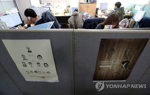 '아동보호' 관심에 분주한 아동보호전문기관     (서울=연합뉴스) 신준희 기자 = 장기결석 초등학생에 대한 아동학대 여부를 정부가 전수조사하는 것과 함께 경찰이 현재 있는 곳이 확인되지 않은 아동 7명의 소재 파악에 나서는 등 최근 '아동 보호'와 관련된 이슈가 끊임없이 등장하고 있다.      19일 서울 역삼동 중앙아동보호전문기관 사무실에 붙은 아동학대 예방 포스터 뒤로 직원들이 분주하게 일하고 있다.        중앙아동보호전문기관은 전국 17개 시도의 53개 지역 기관과 함께 아동보호 협력체계를 확립하고, 정책 제안을 통하여 학대받는 아동과 그 가족을 지원하는 기관이다. 또 아동학대의 심각성에 대한 시민들의 인식 증진을 위한 홍보 및 교육을 실시하고 있다.