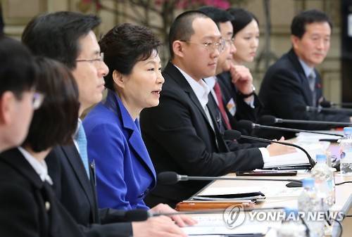 모두발언하는 박 대통령      (서울=연합뉴스) 백승렬 기자 = 박근혜 대통령이 20일 오전 청와대에서 열린 2016년 3번째 업무보고에서 모두발언하고 있다.      이날 교육부와 고용노동부, 보건복지부, 여성가족부 등 4개 부처가 협업으로 청년 일자리 창출 및 맞춤형 복지란 주제로 업무보고를 했다.      srbaek@yna.co.kr