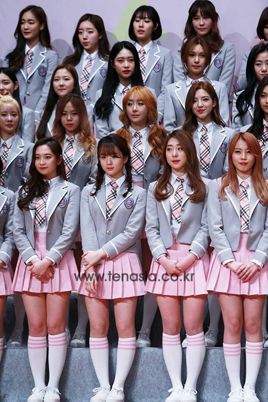 ‘프로듀스101’의 여자 연습생들이 포토타임을 갖고 있다. (프로듀스101)