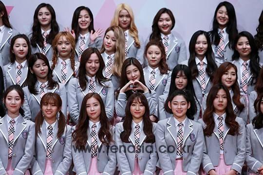 여자 연습생들이 취재진을 향해 포즈를 취하고 있다. (프로듀스101)