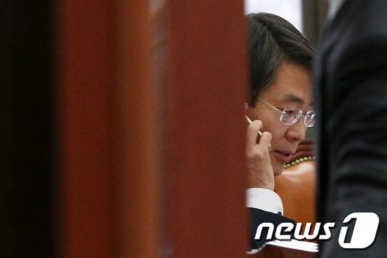 더불어민주당을 탈당한 조경태 의원이 21일 국회에서 열린 새누리당 최고위원회에 앞서 접견실에서 김무성 대표 등 당 지도부와 환담을 나누다 누군가와 전화 통화를 하고 있다. 2016.1.21/뉴스1 © News1 오대일 기자