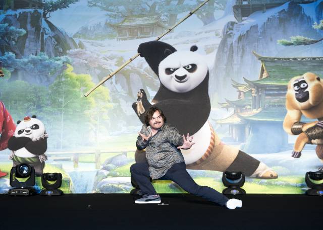 <쿵푸 팬더3>에서 주인공 팬더 포의 목소리 연기를 한 미국 배우 잭 블랙이 21일 서울 여의도 한 호텔에서 열린 기자회견에 참석해 쿵푸 자세를 하고 있다.  사진 씨제이엔터테인먼트 제공
