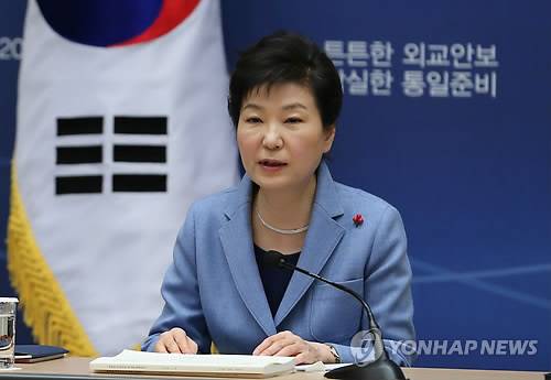 모두발언하는 박 대통령      (서울=연합뉴스) 백승렬 기자 = 박근혜 대통령이 22일 오전 청와대에서 열린 외교안보분야 업무보고에서 모두발언하고 있다.      srbaek@yna.co.kr