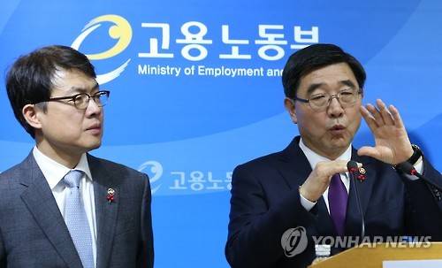 양대지침 발표하는 이기권 장관     (세종=연합뉴스)안정원 기자 =  이기권 고용노동부장관이 22일 정부세종청사 공용브리핑룸에서 긴급 기자회견을 열고 '일반해고' 및 '취업규칙 변경요건 완화' 등 양대 지침을 발표하고 있다.