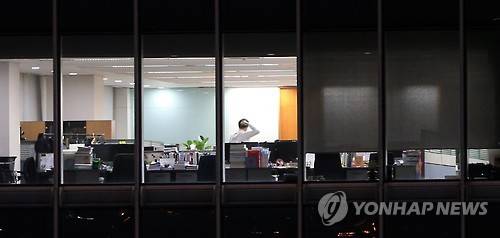 야근 중인 사무실 [연합뉴스 자료사진]