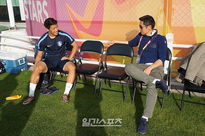 이영표가 황희찬에게 조언하고 있다.