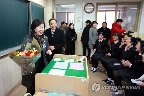 (광주=연합뉴스) 정회성 기자 = 더불어민주당 영입인사 양향자 전 삼성전자 상무가 23일 오후 모교인 광주 남구 효덕동 광주여자상업고등학교를 찾아 후배들과 인사하고 있다. 2016.1.23