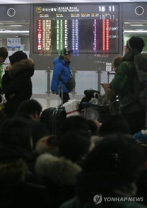 (제주=연합뉴스) 고성식 기자 = 23일 제주도에 7년 만에 한파특보가 내려지면서 항공기 운항에 차질을 빚었다. 이날 많은 승객이 제주공항 여객대합실에서 항공편을 기다리고 있다. 2016.1.23 koss@yna.co.kr