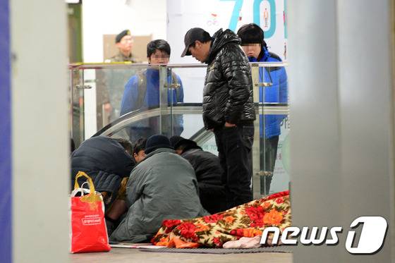 서울의 아침 최저기온이 영하 18도로 15년만에 가장 추운 날씨를 기록하는 등 전국적으로 한파가 이어지고 있는 24일 오전 서울 중구 서울역 지하도 안에서 노숙자들이 추위를 피하고 있다. 2016.1.24/뉴스1 © News1 임세영 기자