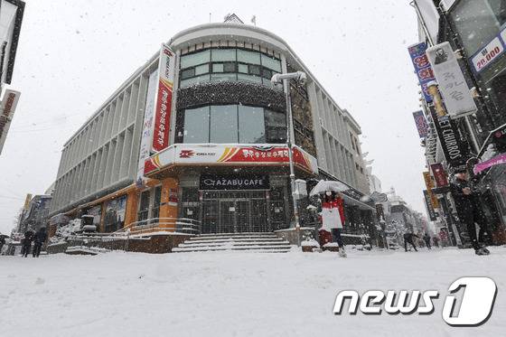 광주와 전남지역이 15년만에 가장 추운 날씨를 보이는 24일 오후 광주 동구 금남로에서 시민들이 쏟아지는 눈을 피하며 길을 걷고 있다. 광주지방기상청은 이날 광주 -11.7도, 해남 -9.8도, 목포 -9.1도 등 올 겨울 들어 최저 기온을 예보했다. 2016.1.24/뉴스1 © News1 황희규 기자
