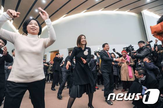 더불어민주당 영입인사들이 24일 광주 김대중컨벤션센터에서 '사람의 힘'의 주제로 열린 광주시민·전남도민과 함께하는 더불어콘서트를 마친 뒤 플래시몹을 선보이고 있다. 2016.1.24/뉴스1 © News1 황희규 기자