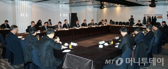 지난 20일 우태희 산업통상자원부 2차관이 서울 팔래스호텔 다이너스티홀에서 기업, 유관기관 관계자 30여명이 참석한 가운데 '이란 시장 진출 활성화 간담회'를 주재했다. /사진=산업통상자원부