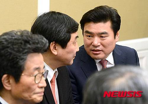 【서울=뉴시스】전신 기자 = 24일 서울 여의도 국회 귀빈식당에서 열린 서비스법과 테러방지법, 선거구 획정 등 남은 쟁점사안 협의를 위한 여야 원내지도부 '3+3회동'에 앞서 새누리당 원유철 원내대표와 더불어민주당 이종걸 원내대표가 대화를 나누고 있다. 2016.01.24.   photo1006@newsis.com