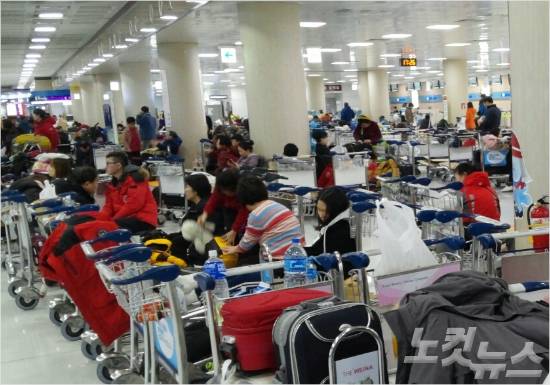 24일 폭설로 항공기 운항이 중단된 제주공항에는 대기승객들로 대혼잡을 빚었다.(사진=노컷뉴스 박정섭 기자)