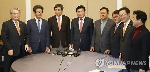 포즈 취하는  여야 원내지도부     (서울=연합뉴스) 이상학 기자 = 새누리당 원유철 원내대표와 더불어민주당 이종걸 원내대표 등 양당 원내지도부가 24일 오후 국회에서 쟁점법안과 선거구획정안 처리 문제를 위한 회동을 갖고 포즈를 취하고 있다. 왼쪽부터 더불어민주당 김용익 의원, 더불어민주당 이목희 정책위의장,더불어민주당 이종걸 원내대표, 새누리당 원유철 원내대표, 새누리당 김정훈 정책위의장,새누리당 조원진 원내수석부대표, 새누리당 강석훈 의원, 새누리당 김용남 원내대변인.  2016.1.24     leesh@yna.co.kr