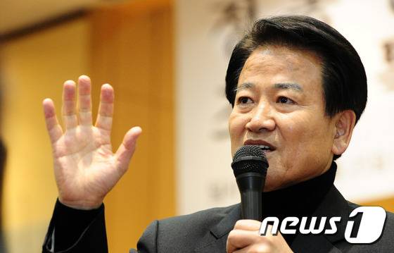 정동영 전 의원이 지난 25일 오후 전북 전주 전북여성교육문화센터에서 '전북 무엇으로 먹고 살 것인가'를 주제로 강연을 하고 있다./뉴스1 © News1 김대웅 기자