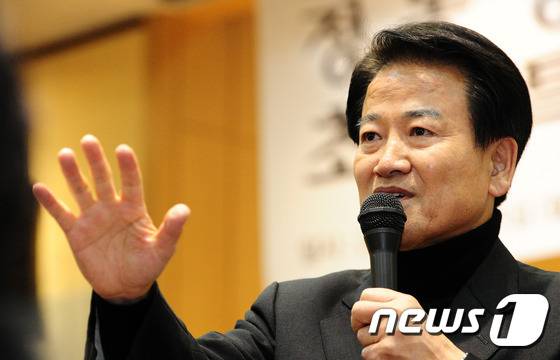 정동영 전 장관이 25일 오후 전북 전주 전북여성교육문화센터에서 '전북 무엇으로 먹고 살 것인가'를 주제로 강연을 하고 있다.2016.1.25/뉴스1 © News1 김대웅 기자