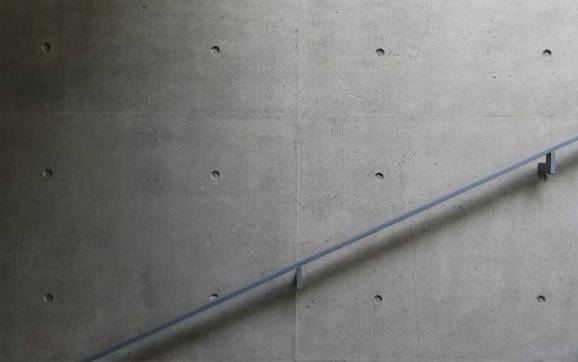 콘크리트의 매끈한 질감이 담백한 느낌을 자아내는 JCC 크리에이티브 센터.