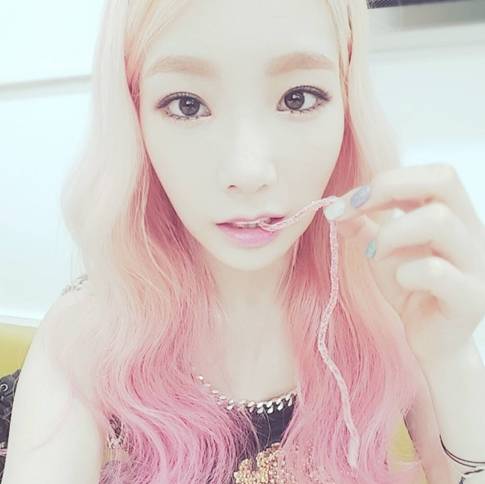 핑크색으로 그라데이션을 준 태연. (출처 : 태연 인스타그램)