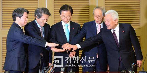 창당준비위원회 단계인 국민의당과 국민회의 지도부가 25일 국회 의원회관에서 열린 통합 발표 기자회견에서 손을 맞잡고 있다. 왼쪽부터 국민의당 안철수 인재영입위원장, 한상진 공동창당준비위원장, 국민회의 천정배 창준위원장, 국민의당 윤여준 공동창준위원장, 김한길 상임부위원장.        김창길 기자 cut@kyunghyang.com