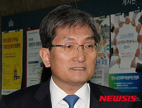 【서울=뉴시스】조수정 기자 = 더불어민주당 노영민 의원이 '시집 강매'논란에 대해 소명하기 위해 25일 오후 서울 여의도 국회의원회관에서 열린 윤리심판원 회의에 출석하고 있다. 2016.01.25.   chocrystal@newsis.com