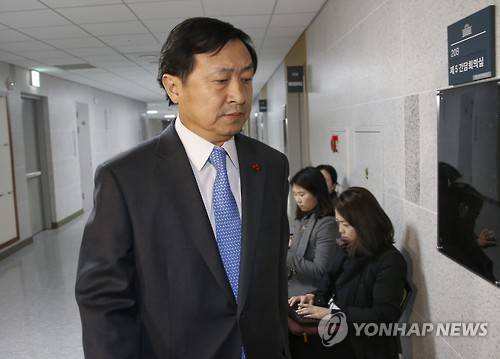 윤리심판원 출석하는 신기남 의원      (서울=연합뉴스) 이상학 기자 = 더불어민주당 신기남 의원이 25일 오후 국회 의원회관에서 열린 윤리심판원 전체회의에 출석하고 있다.신 의원은 작년말 로스쿨 졸업시험에 떨어진 아들을 구제하기 위해 학교를 찾아가 로스쿨 원장을 만난 뒤 낙제를 막을 방법을 묻는 등 부적절한 행위를 했다는 논란이 제기돼 당무감사원의 조사를 받았다.    leesh@yna.co.kr