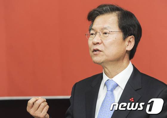 천정배 국민회의(가칭) 창당 준비위원장이 26일 오후 광주시의회에서 열린 국민의당-국민회의 통합 기자회견에서 기자들의 질문에 답변하고 있다. 2016.1.26/뉴스1 © News1 황희규 기자