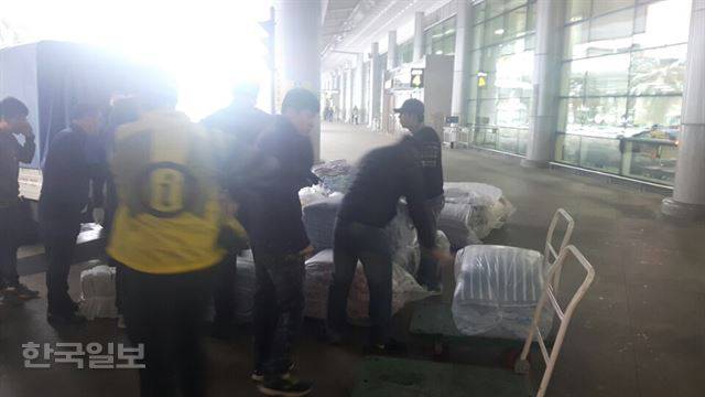 24일 저녁 제주국제공항에 이불이 도착했다. 제주=김형준기자