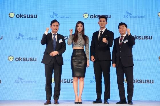 SK브로드밴드가 새로운 모바일 동영상 플랫폼 '옥수수'를 출시하고, 28일부터 서비스를 시작한다.<br>26일 서울 종로구 그랑서울에서 열린 출시 기념 간담회에 (왼쪽부터) 윤석암 SK브로드밴드 미디어사업부문장, 옥수수 광고 모델 유승옥, 옥택연, 김종원 SK텔레콤 미디어사업본부장이 참석했다. /사진제공=SK브로드밴드