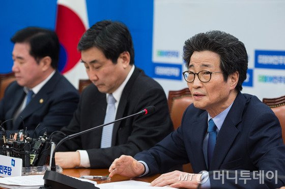 이목희 더불어민주당 정책위의장이 26일 서울 여의도 국회에서 열린 원내대책회의에서 모두발언을 하고 있다. 2016.1.26/사진=뉴스1