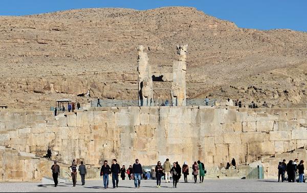 [월간산]페르시아제국의 가장 화려했던 시절을 보여 주는 페르세폴리스 궁전의 거대한 진입로에 이어 웅장한 입구가 과거의 영화를 대변하는 듯하다.