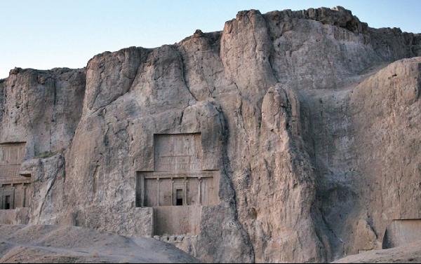 [월간산]가장 화려한 페르시아제국을 열었던 다리우스 대왕의 묘를 자연 암벽을 이용해서 만들어 아직 보존하고 있다.