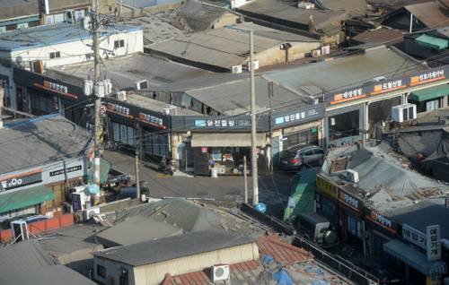 서울 문래동에 몰려 있는 소공인사업장의 지붕에 비를 막기 위한 천막이 어지럽게 덮여 있다. 문래동은 도시환경정비사업구역으로 묶여 있어 열악한 시설을 개선하려 해도 개축이나 증축이 어렵다.  /권욱기자