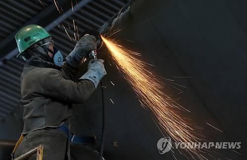 선체 제작 중인 조선소 근로자