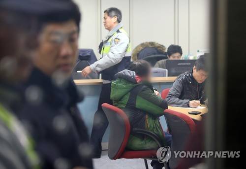 출근시간 지하철 흉기난동 50대 남성 검거 (서울=연합뉴스) 김주성 기자 = 출근시간 지하철 1호선 열차 안에서 흉기 난동을 부린 50대 남성(초록색 패딩점퍼)이 26일 오전 서울역에서 검거돼 종로3가 서울지하철수사1대에서 조사를 받고 있다.