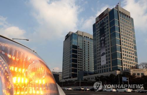 현대자동차 영업이익 황색등?     (서울=연합뉴스) 김주형 기자 = 26일 오후 현대자동차 양재동 사옥 앞에 한 승용차가 비상등을 켜고 있다. 현대자동차는 지난해에 사상 최대인 약 92조 원의 매출을 달성했다. 하지만 신흥국의 통화가치 약세 등에 따른 수익성 둔화로 영업이익은 6조 원대로 하락하며 5년 만에 최저치를 기록했다고 밝혔다.      kjhpress@yna.co.kr