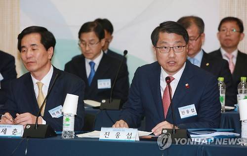 모두발언하는 진웅섭 금감원장      (서울=연합뉴스) 박동주 기자 = 26일 오후 서울 농협은행 중앙본부에서 열린 서민금융 발전을 위한 대토론회에서 진웅섭 금감원장이 모두발언하고 있다.     pdj6635@yna.co.kr