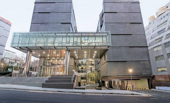 서울 강남역 인근에 새로 지은 강남대성학원 건물 전경.