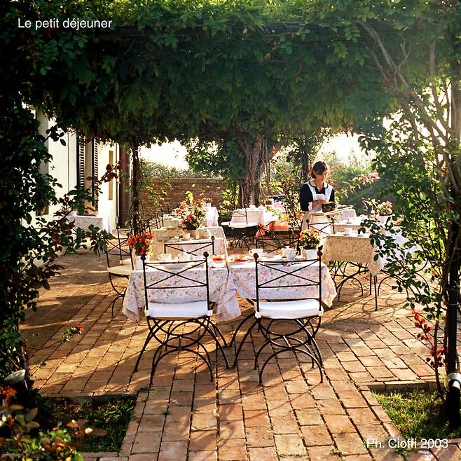 녹음이 우거진 세르토사 디 마지오 테라스.