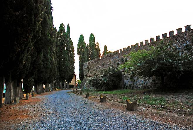 보르고의 오래된 성벽.