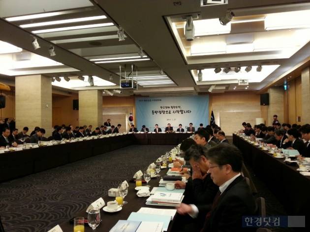 동반성장위원회는 27일 서울 팔래스호텔에서 올 한 해 사업계획설명회를 열고 민간기업과 더불어 공기업도 동반성장에 앞장설 수 있는 문화를 만들겠다고 밝혔다. /