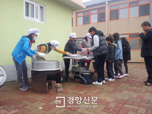 지난해 4월1일 경남 진주 한 초등학교 학부모들이 솥단지를 걸어놓고 학생들에게 급식을 하고 있다.